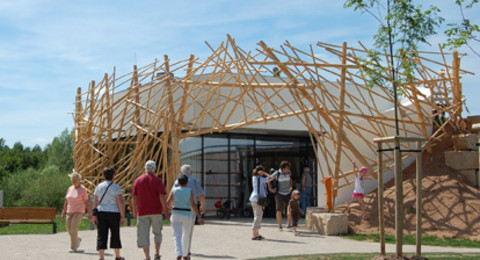 Umweltstation am Rothsee Besuchergruppe vor "Vogelnestkonstruktion" der Umweltstation