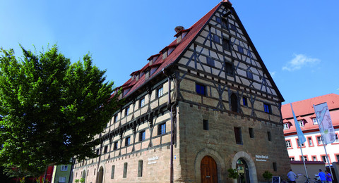Museum HopfenBierGut im Kornhaus Museum HopfenBierGut- typisches Fachwerkhaus mit hohem Giebel, Ausstellung und moderne Inszenierung von Hopfen und Bier