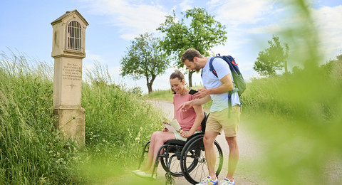 Wanderweg Bildstöcke und Flurkreuze © DZT/Jens Wegener Wanderer auf dem Wanderweg Bildstöcke und Flurkreuze