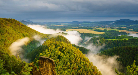 Aussicht vom Brand weiter Blick über das Polenztal auf die Felsen und die Landschaft der Sächsischen Schweiz