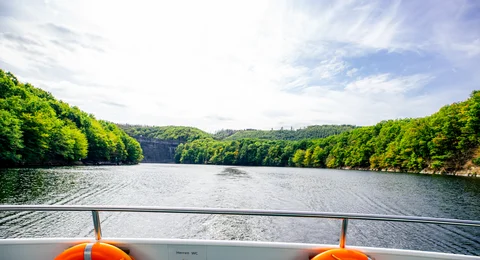 Vom Schiff auf dem Rursee hat man gute Sicht auf den Nationalpark Eifel. Vom Schiff auf dem Rursee hat man gute Sicht auf den Nationalpark Eifel.