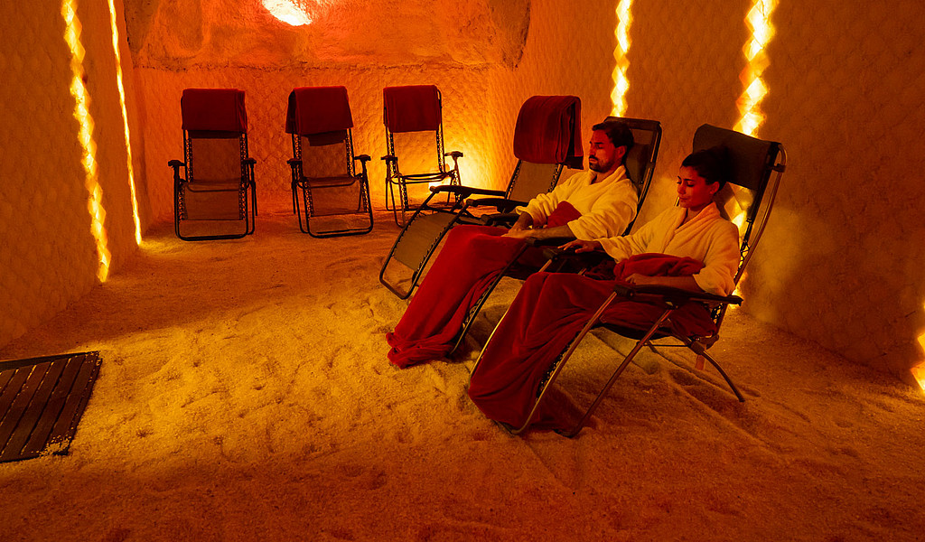 Über eine Rampe und eine Matte gelangen auch Rollstuhlfahrer in die Salzgrotte der barrierefreien Therme.© Staatsbad Bad Bergzabern GmbH, Bildarchiv Südliche Weinstraße Über eine Rampe und eine Matte gelangen auch Rollstuhlfahrer in die Salzgrotte der barrierefreien Therme.