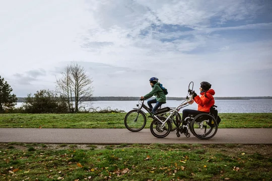 Im Herbst genießen Handbikefahrer die Stille am Senftenberger See im Lausitzer Seenland. Im Herbst genießen Handbikefahrer die Stille am Senftenberger See im Lausitzer Seenland.