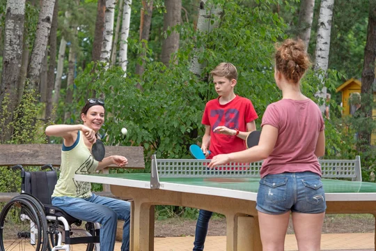 Im Familienpark am Senftenberger See gibt es viele Freiezeitoptionen: Wie wäre es mit Tischtennis spielen? Im Familienpark am Senftenberger See gibt es viele Spieloptionen: Wie wäre es mit Tischtennis spielen?