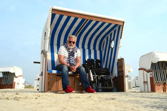 Barrierefreundliche Strandkörbe bieten sowohl Kinderwägen als auch Rollifahrern ein schattiges Plätzchen im Sand.