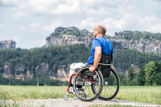 Gästeführer Veit Riffer begleitet Rollstuhlfahrer bei Wanderungen durch die Sächsische Schweiz. Gästeführer Veit Riffer begleitet Rollstuhlfahrer bei Wanderungen durch die Sächsische Schweiz.