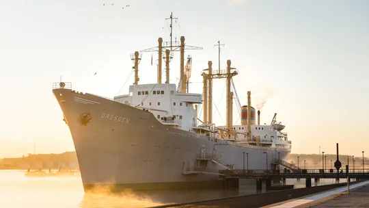 Schwimmendes Museum: Das Schifffahrtsmuseums Rostock macht Geschichte und Gegenwart der Schifffahrt an der Ostseeküste in einem originalen 10.000-Tonnen-Frachter erlebbar. Gleich mehrere Decks sind barrierefrei zugänglich. Foto: Erik Gross Ein riesiger Frachter liegt im Hafen von Rostock