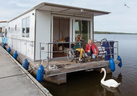 Das barrierefreie Hausboot von Kuhnle-Tours lässt sich ohne Bootsführerschein fahren. Das barrierefreie Hausboot von Kuhnle-Tours lässt sich ohne Bootsführerschein fahren.