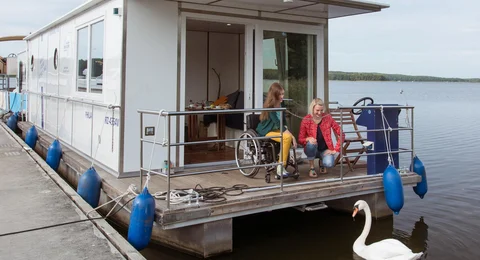 Das barrierefreie Hausboot von Kuhnle-Tours lässt sich ohne Bootsführerschein fahren. Das barrierefreie Hausboot von Kuhnle-Tours lässt sich ohne Bootsführerschein fahren.
