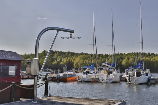 Ein Hebelift im Senftenberger Hafencamp ermöglicht die Teilhabe am Wassersport auch Menschen mit Mobilitätseinschränkungen. Hebelift am Hafencamp Senftenberg