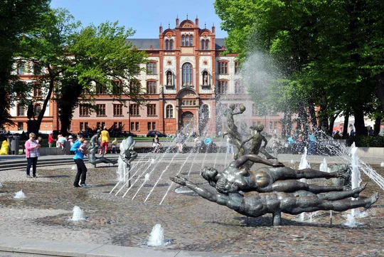 Der Universitätsplatz mit dem Brunnen der Lebensfreude. Im Hintergrund ist die Universität zu sehen. Der Universitätsplatz mit dem Brunnen der Lebensfreude. Im Hintergrund ist die Universität zu sehen.