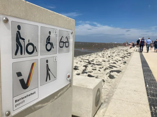 Das DECK in Norddeich, der neue Event- und Erholungs-Hotspot an der ostfriesischen Nordseeküste vereint viele Highlights in sich: barrierefreie Nationalparkpromenade, Strand, Dünenlandschaft und ein abwechslungsreiches Veranstaltungsprogramm. Das DECK in Norddeich, der neue Event- und Erholungs-Hotspot an der ostfriesischen Nordseeküste vereint viele Highlights in sich: barrierefreie Nationalparkpromenade, Strand, Dünenlandschaft und ein abwechslungsreiches Veranstaltungsprogramm.
