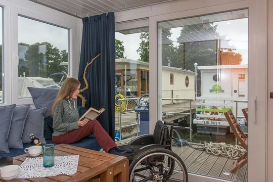 Das barrierefreie Hausboot bietet genügend Platz für alle. Das barrierefreie Hausboot bietet genügend Platz für alle.