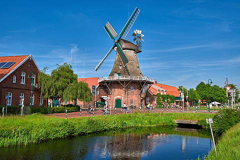 Mühle am Kanal in Ostfriesland