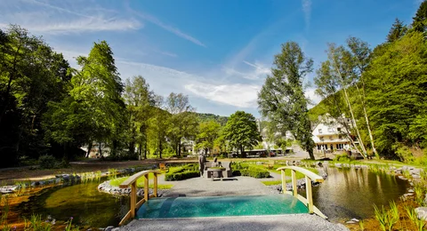Im Landschaftstherapeutischen Park Römerkessel in Bad Bertrich in der Eifel kann man die heilende Kraft der Natur spüren. Im Landschaftstherapeutischen Park Römerkessel in Bad Bertrich in der Eifel kann man die heilende Kraft der Natur spüren.