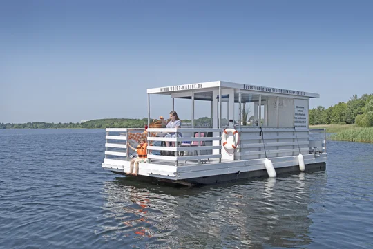 Auf Entdeckungstour durch das Seenland mit dem barrierefreien Hausboot, Foto: Tourismusverband Lausitzer Seenland, Nada Quenzel Auf Entdeckungstour durch das Seenland mit dem barrierefreien Hausboot, Foto: Tourismusverband Lausitzer Seenland, Nada Quenzel