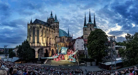 Vor der imposanten Kulisse des Kulisse des Kirchenbauensembles von Mariendom und St. Severi finden die DomStufen-Festspiele in Erfurt statt.