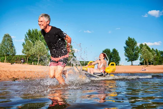 Wasserspaß am Brombachsee: Mit einem Strandrollstuhl kommen auch Menschen mit Mobilitätseinschränkungen unbeschwert ins Wasser. Wasserspaß am Brombachsee: Mit einem Strandrollstuhl kommen auch Menschen mit Mobilitätseinschränkungen unbeschwert ins Wasser.