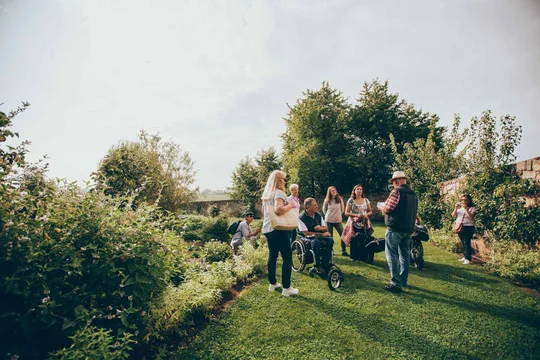 Blinde und sehbehinderte Gäste sowie Menschen im Rollstuhl erhalten im Kräutergarten Klostermühle eine Führung. Blinde und sehbehinderte Gäste sowie Menschen im Rollstuhl erhalten im Kräutergarten Klostermühle eine Führung.