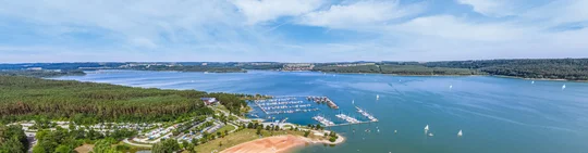 Luftbild vom Großen- und Kleinen Brombachsee: Im Vordergrund ist das Seezentrum Ramsberg mit Segelhafen und Badestrand zu sehen. Luftbild vom Großen- und Kleinen Brombachsee: Im Vordergrund ist das Seezentrum Ramsberg mit Segelhafen und Badestrand zu sehen.