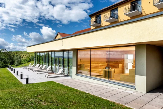 Ausblick auf die Weinberge gibt es im Wohlfühlhotel Alte Rebschule in Rhodt unter Rietburg. Einen traumhaften Ausblick auf die Weinberge gibt es im Wohlfühlhotel Alte Rebschule in Rhodt unter Rietburg.