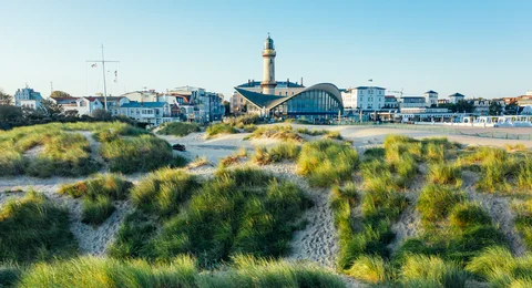 Blick auf den Leuchtturm vom Seebad Warnemünde Blick auf den Leuchtturm vom Seebad Warnemünde