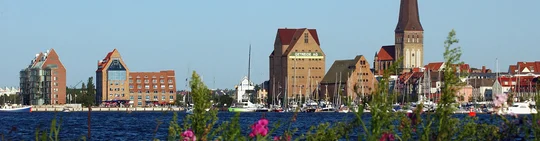 Blick auf den Rostocker Stadthafen mit der Petrikirche und Speichergebäuden auf der Holzhalbinsel. Blick auf den Rostocker Stadthafen mit der Petrikirche und Speichergebäuden auf der Holzhalbinsel.