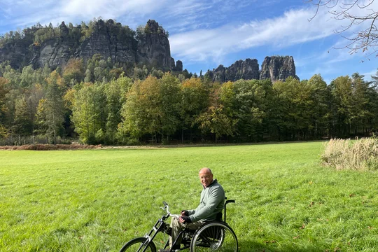 An der Wildwiese genießen Rollstuhlfahrer die Aussicht auf die Schrammsteine. An der Wildwiese genießen Rollstuhlfahrer die Aussicht auf die Schrammsteine.