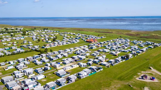 Luftaufnahme vom Campingplatz in Hooksiel direkt am Wattenmeer