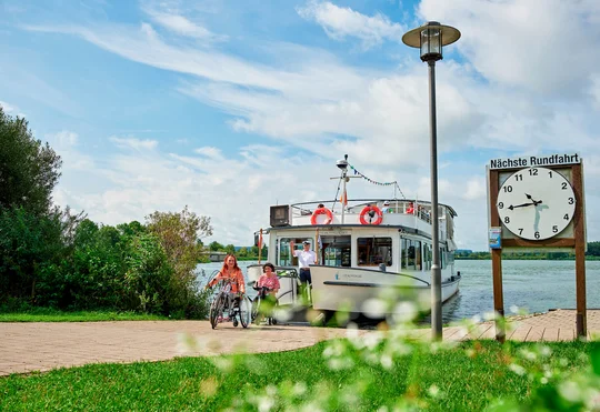 Zwei Rollstuhlfahrerinnen verlassen das Fahrgastschiff MS Altmühlsee an der Anlegestelle. Zwei Rollstuhlfahrerinnen verlassen das Fahrgastschiff MS Altmühlsee an der Anlegestelle.