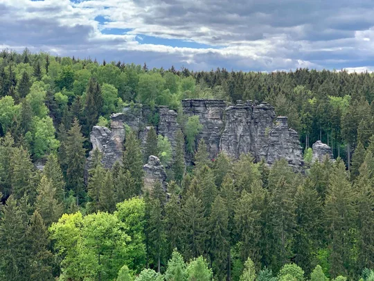 Das Bielatal in der Sächsischen Schweiz ist für seine bizarren Kletterfelsen bekannt. Das Bielatal in der Sächsischen Schweiz ist für seine bizarren Kletterfelsen bekannt.