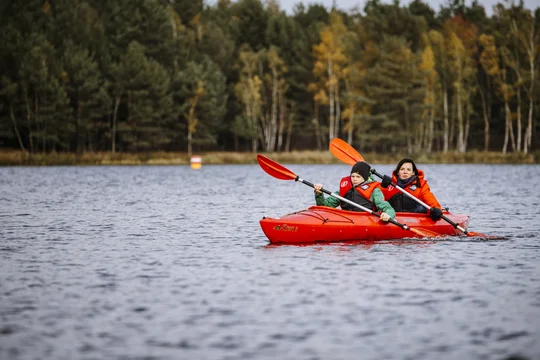 Auch für Rollifahrer ein Naturerlebnis: Paddeln auf den neuen Lausitzer Seen. Foto: TMB Tourismus-Marketing-Brandenburg GmbH Auch für Rollifahrer ein Naturerlebnis: Paddeln auf den neuen Lausitzer Seen. Foto: TMB Tourismus-Marketing-Brandenburg GmbH
