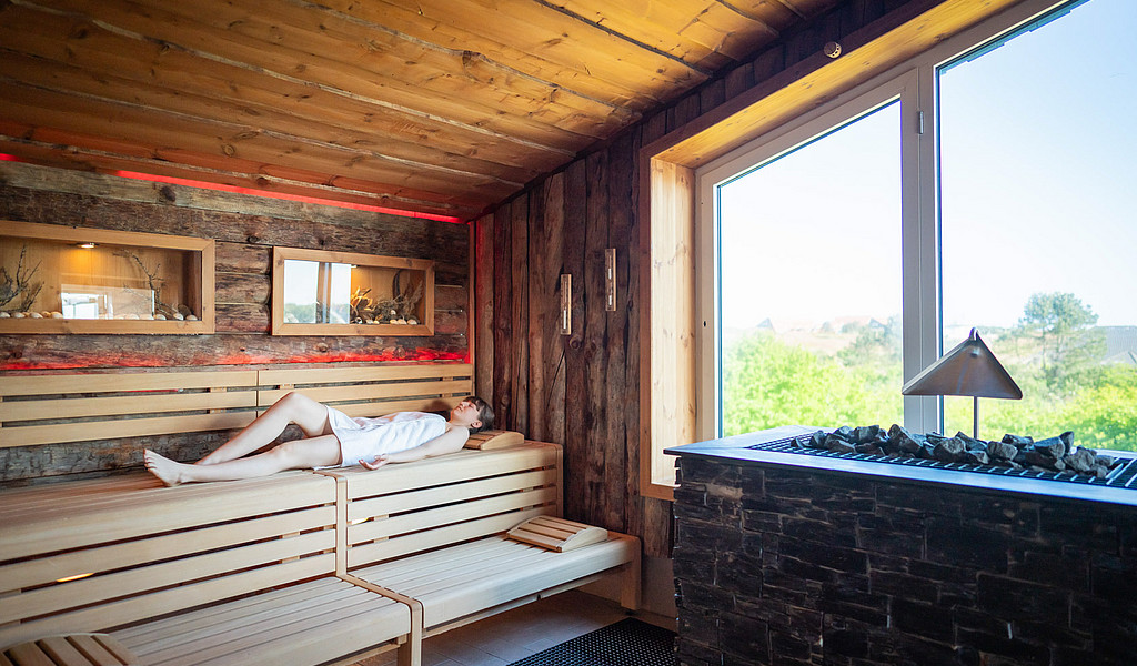 Saunieren mit Blick über die Dünen - das ist im Meerestied Spiekeroog möglich.© Nordseebad Spiekeroog GmbH I Dietmar Denger Saunieren mit Blick über die Dünen - das ist im Meerestied Spiekeroog möglich.