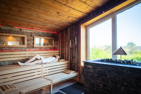 Saunieren mit Blick über die Dünen - das ist im Meerestied Spiekeroog möglich.