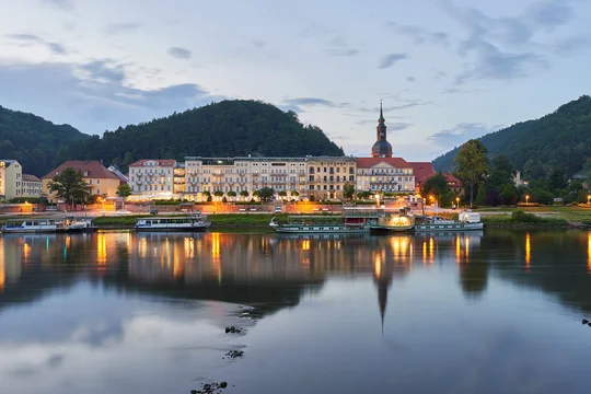 Abendstimmung an der Elbe: Blick auf das Hotel Elbresidenz in Bad Schandau Abendstimmung an der Elbe: Blick auf das Hotel Elbresidenz in Bad Schandau