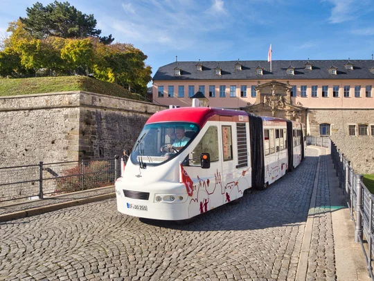 Mit dem barrierefreien Altstadt-Express geht es auf Stadtrundfahrt, eine Station ist die  Zitadelle Petersberg.