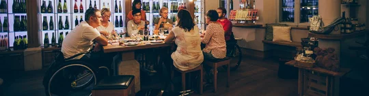 Die barrierefreie Weinreise durch Maikammer führt auch in die Vinothek Weinkammer. Die barrierefreie Weinreise durch Maikammer führt auch in die Vinothek Weinkammer.
