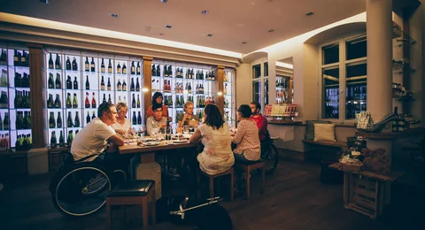 Die barrierefreie Weinreise durch Maikammer führt auch in die Vinothek Weinkammer. Die barrierefreie Weinreise durch Maikammer führt auch in die Vinothek Weinkammer.