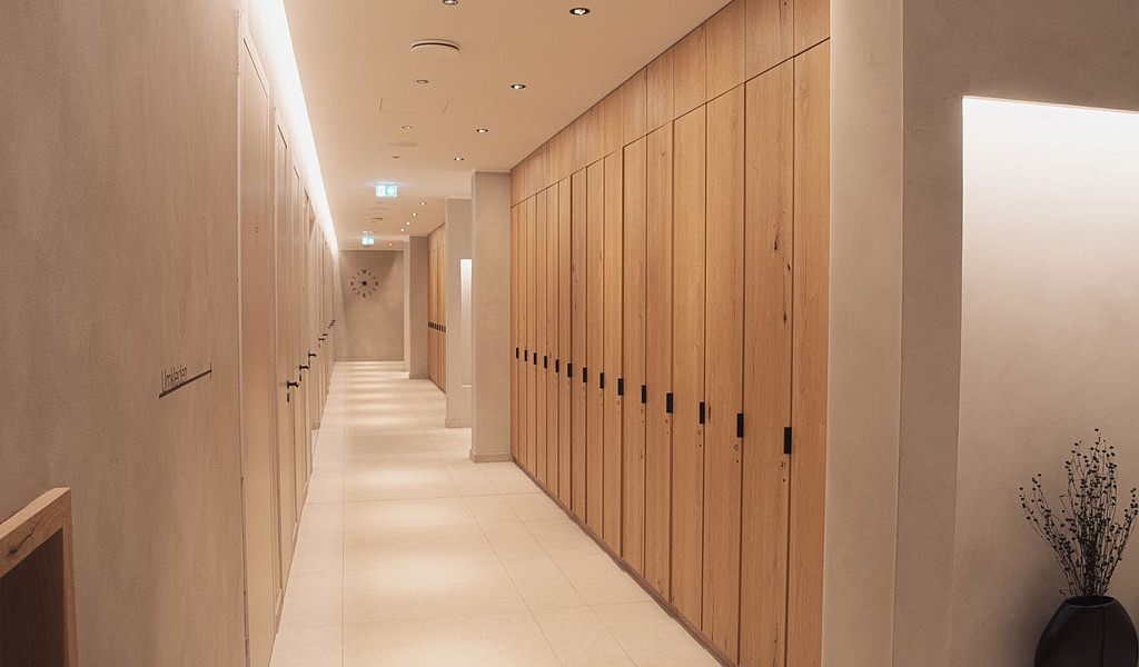 Im Umkleidebereich des THALASSO MEERES SPA stehen spezielle barrierefreie Umkleideschränke zur Verfügung. - © Wangerland Touristik © Wangerland Touristik