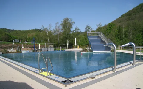 Erlebnisbecken mit Wellenbreitrutsche im Trifelsbad