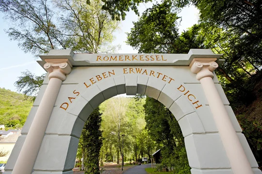 „Das Leben erwartet dich!“ - Mit diesen Worten heißt der barrierefreie Landschaftstherapeutische Park Römerkessel in Bad Bertrich Gäste willkommen. „Das Leben erwartet dich!“ - Mit diesen Worten heißt der barrierefreie Landschaftstherapeutische Park Römerkessel in Bad Bertrich Gäste willkommen.
