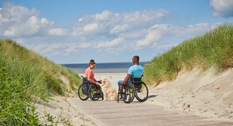 Barrierefreie Wege führen zum Strand auf Langeoog in Ostfriesland.