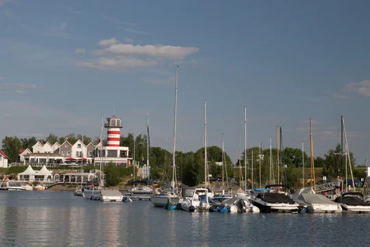 Wahrzeichen am Geierswalder See: das rot-weiß gestreifte LeuchtTurm-Hotel neben dem Wasserwanderrastplatz Wahrzeichen am Geierswalder See: das rot-weiß gestreifte LeuchtTurm-Hotel neben dem Wasserwanderrastplatz