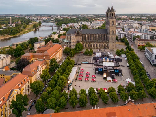 Auf dem Magdeburger Domplatz steht im Sommer die Bühne für das DomplatzOpenAir.