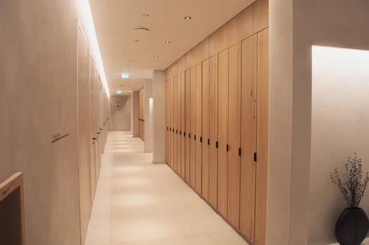 Im Umkleidebereich des THALASSO MEERES SPA stehen spezielle barrierefreie Umkleideschränke zur Verfügung. Im Umkleidebereich des THALASSO MEERES SPA stehen spezielle barrierefreie Umkleideschränke zur Verfügung.