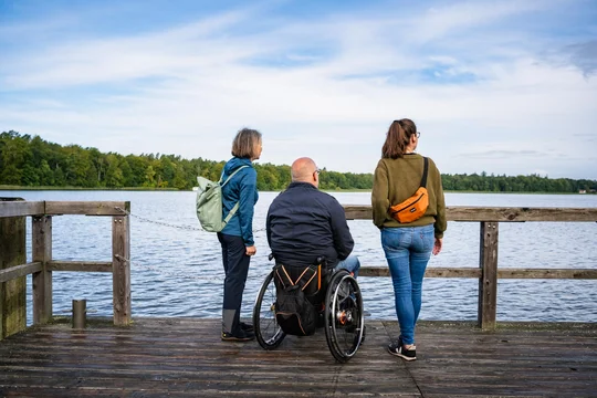 Am Steg des Seehotels Rheinsberg geht ein ereignisreicher Tag in Rheinsberg zu Ende.