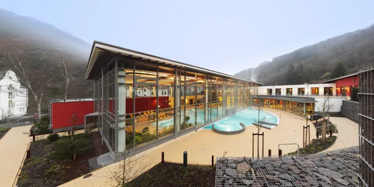 Die Vulkaneifel Therme Bad Bertrich lockt mit warmen Bädern, heißen Saunen und einer von Holz, Glas und Stein geprägten Architektur. Foto: Vulkaneifel Therme Die Vulkaneifel Therme Bad Bertrich lockt mit warmen Bädern, heißen Saunen und einer von Holz, Glas und Stein geprägten Architektur. Foto: Vulkaneifel Therme