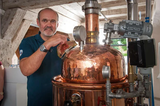 Im Museum „HopfenBierGut“ zeigt der Braumeister im Braukurs den Teilnehmenden wie Bier gebraut wird.