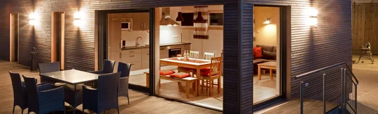 Blick bei Nacht auf beleuchtete Ferienwohnung Schmalzmühle