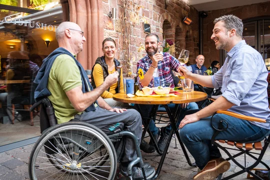 Geselliges Beisamensein in der Straußwirtschaft Aloisiushof in St. Martin